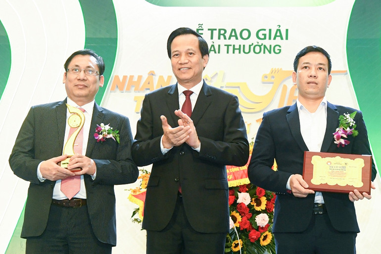 Bộ trưởng Lao động - Thương binh và Xã hội Đào Ngọc Dung trao giải cho nhóm tác giả đoạt giải Nhất lĩnh vực Khoa học - Công nghệ. Ứng dụng gọi xe Be giành giải Nhất Giải thưởng Nhân tài đất Việt -0