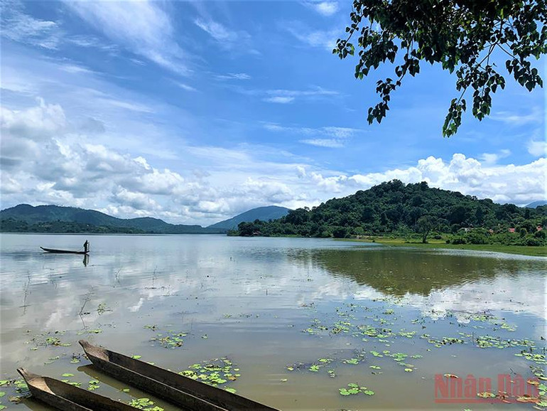 Bên hồ Lắk có một đồi cao bao phủ cây rừng, nơi tọa lạc của Biệt điện Bảo Đại. Thơ mộng hồ Lắk giữa đại ngàn Tây Nguyên -0