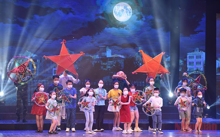 Thủ tướng dự chương trình Giao lưu nghệ thuật “Nghĩa tình quân dân” -0