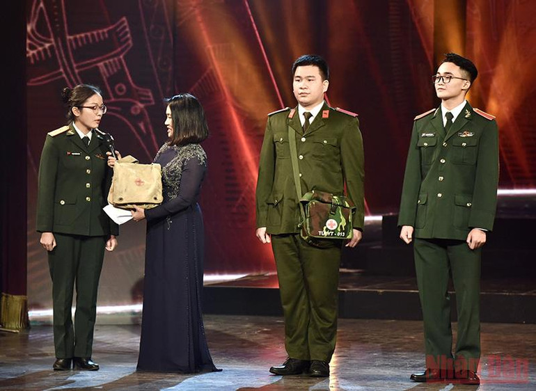 Thủ tướng dự chương trình Giao lưu nghệ thuật “Nghĩa tình quân dân” -0