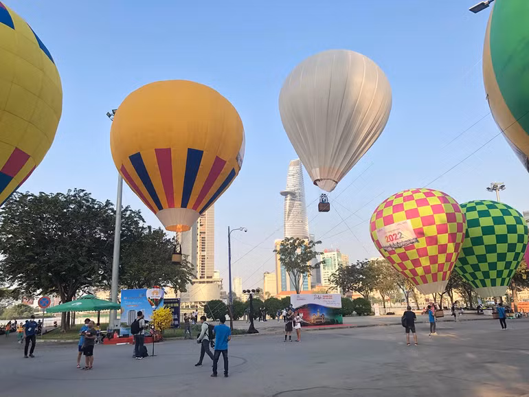 Ngày hội Khinh khí cầu diễn ra hấp dẫn bên sông Sài Gòn -0