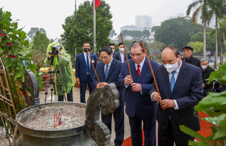 Các đồng chí lãnh đạo Đảng, Nhà nước vào Lăng viếng Chủ tịch Hồ Chí Minh -2