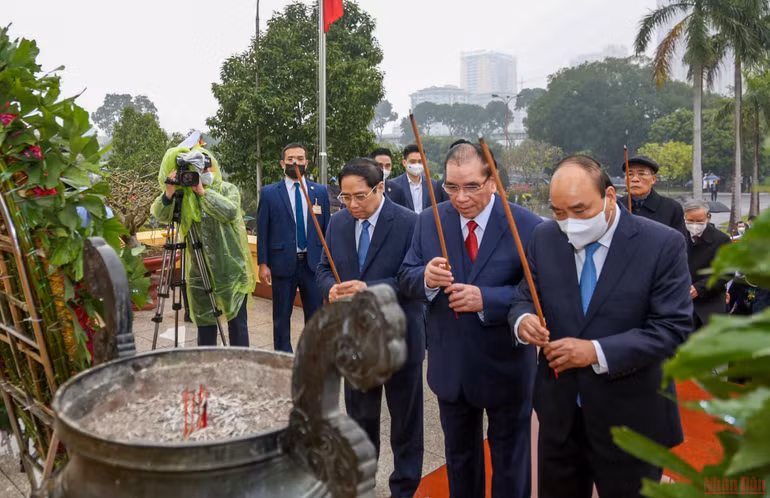 Các đồng chí lãnh đạo Đảng, Nhà nước vào Lăng viếng Chủ tịch Hồ Chí Minh -2