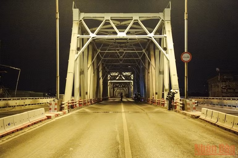 Xuyên đêm tiến hành kiểm định cầu Chương Dương -0