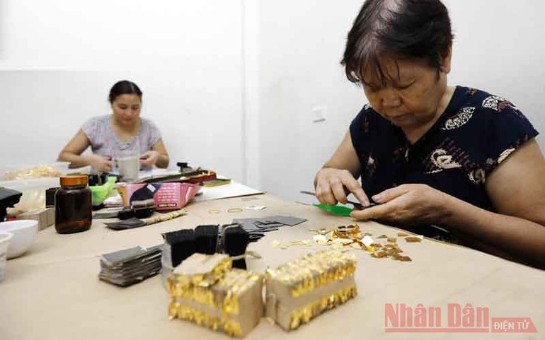 Các công đoạn “cắt dòng” và “sang vàng” tại gia đình nghệ nhân Nguyễn Văn Hiệp. Đây là công đoạn phải làm trong phòng kín, không được dùng quạt vì vàng sau khi quỳ rất mỏng, chỉ cần gió nhẹ cũng có thể làm bay những lá vàng. Nét riêng có ở làng nghề dát quỳ vàng Kiêu Kỵ -1