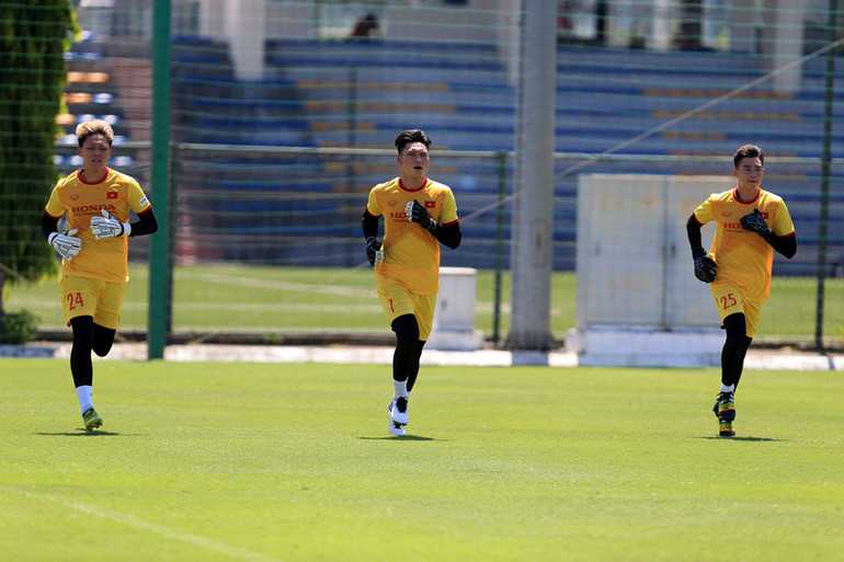 ĐT U22 Việt Nam căng mình tập luyện dưới nắng gắt -0