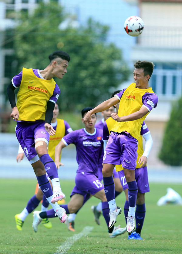 ĐT U22 Việt Nam căng mình tập luyện dưới nắng gắt -0