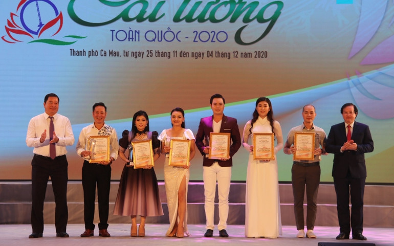 Trao Huy chương Vàng cho các diễn viên xuất sắc. (Ảnh: Cục Nghệ thuật biểu diễn) Sáu Huy chương Vàng được trao tại Cuộc thi tài năng trẻ diễn viên cải lương toàn quốc 2020 -0