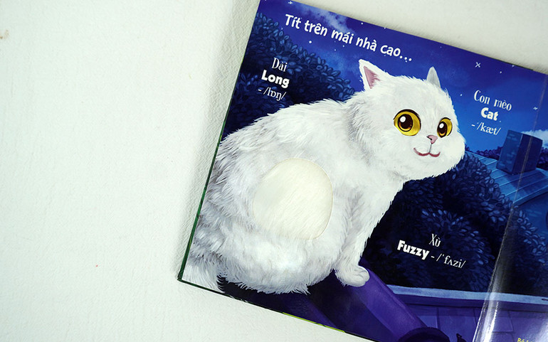 Bé đọc sách bằng… tay -0