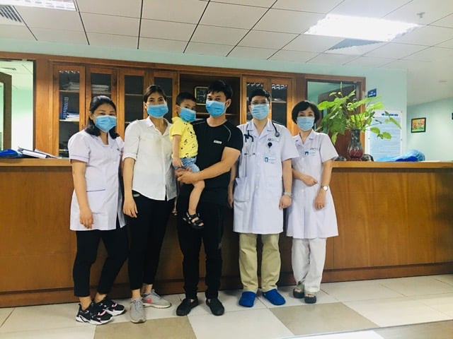 Các y, bác sĩ chúc mừng gia đình bệnh nhi. Chinh phục ca ghép tế bào gốc cho trẻ bị suy tủy xương -0
