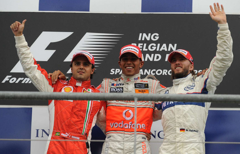 Hamilton (ở giữa) đã vô địch F1 2008 khi xếp trên Felipe Massa (bên trái) vừa đúng một điểm. Lewis Hamilton và hành trình tìm kiếm ý nghĩa của chiến thắng -0