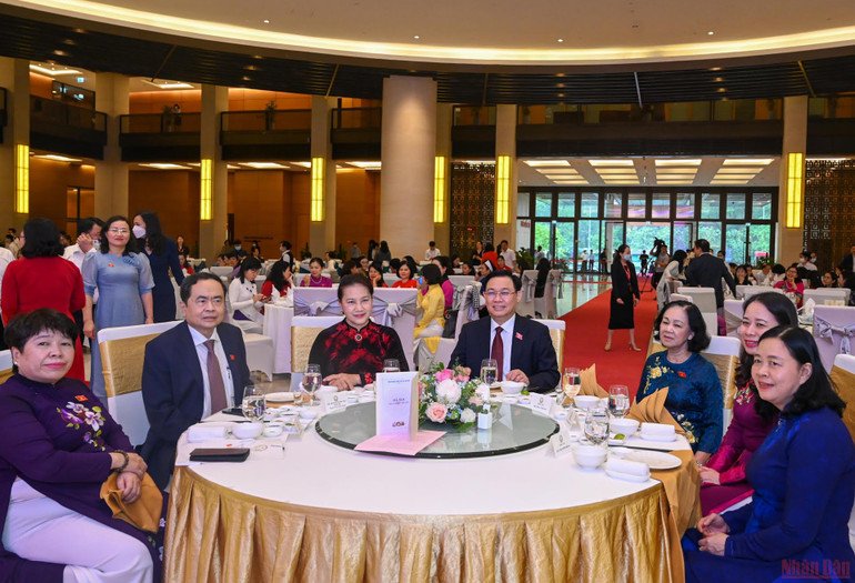 Chủ tịch Quốc hội Vương Đình Huệ, nguyên Chủ tịch Quốc hội Nguyễn Thị Kim Ngân và các đại biểu tại buổi gặp mặt. Nữ đại biểu Quốc hội đóng góp quan trọng nâng cao chất lượng, hiệu quả hoạt động của Quốc hội -0