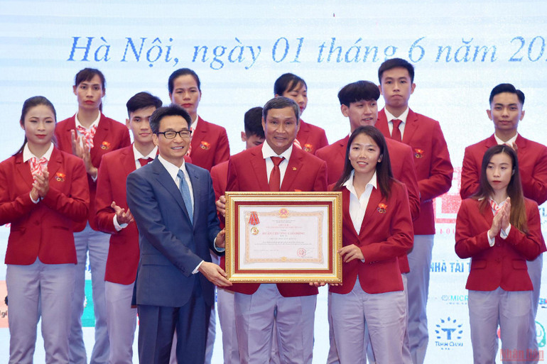 Phó Thủ tướng Vũ Đức Đam trao Huân chương Lao động hạng Ba cho đội tuyển nữ Việt Nam. (Ảnh: TRẦN HẢI) Chiều 4/6, Tọa đàm “Nâng tầm bóng đá nữ Việt Nam” -0