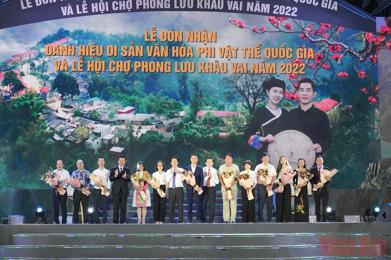 Nguyên Chủ tịch nước Trương Tấn Sang, lãnh đạo tỉnh Hà Giang tặng hoa cho các doanh nghiệp ủng hộ chương trình xóa nhà tạm. Phiên chợ tình ca trên Cao nguyên đá Đồng Văn -0
