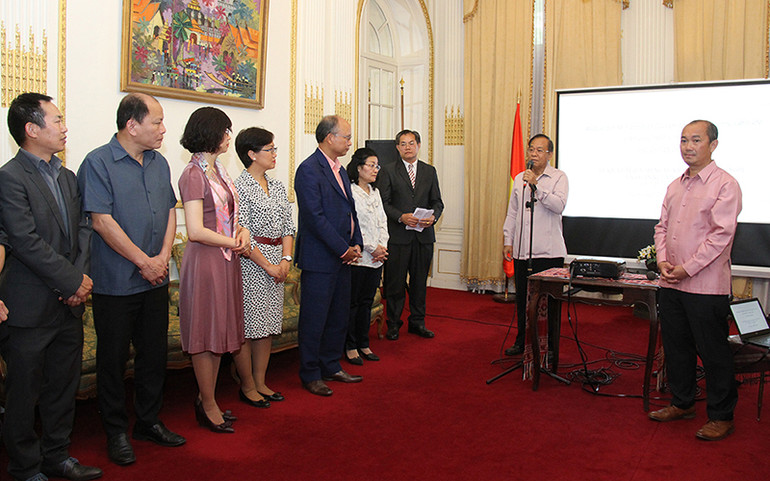 Đại sứ Lào tại Pháp Kham-Inh Khitchadeth nêu bật truyền thống lâu đời của quan hệ Việt Nam-Lào và mong thế hệ trẻ của hai nước hiểu sâu sắc hơn, có ý thức trách nhiệm bảo vệ và phát huy mối quan hệ vô giá này. Giao lưu tại Pháp mừng tình hữu nghị vĩ đại và đoàn kết đặc biệt Việt Nam-Lào -0