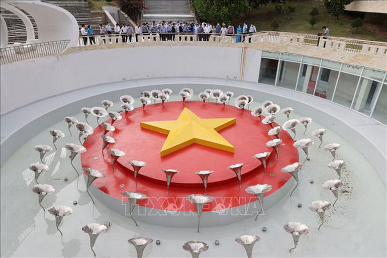 Thủ tướng Phạm Minh Chính dâng hương tưởng niệm các liệt sĩ Gạc Ma -0