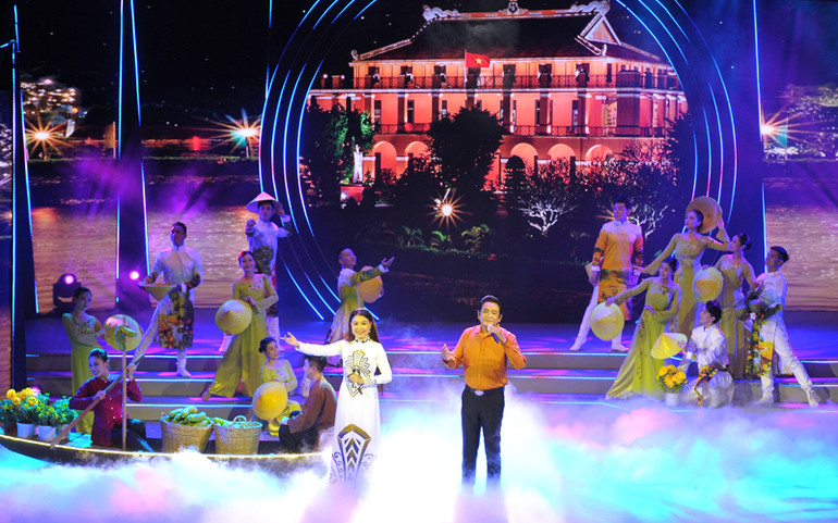 NSƯT Trọng Phúc, NSƯT Ngọc Đợi song ca bài ca cổ Sức sống những dòng sông, sáng tác Hoàng Song Việt (Ảnh: QUỐC THANH) Chương trình nghệ thuật “Ngày hội non sông” -0