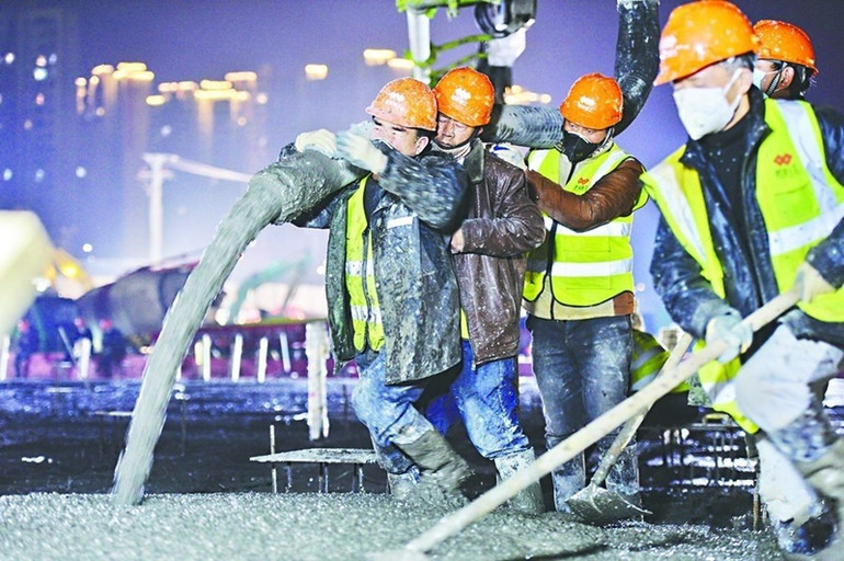 Công nhân trực chiến xuyên đêm tại công trường. Vũ Hán đón mùa xuân mới -0