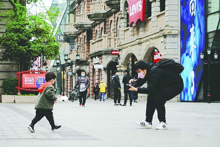 Từ người lớn đến trẻ em đều không quên đeo khẩu trang khi ra đường. Vũ Hán đón mùa xuân mới -1