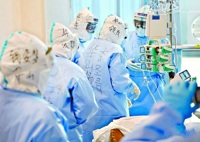 Các bác sĩ chi viện viết tên và đơn vị của mình sau lưng áo. Vũ Hán đón mùa xuân mới -0