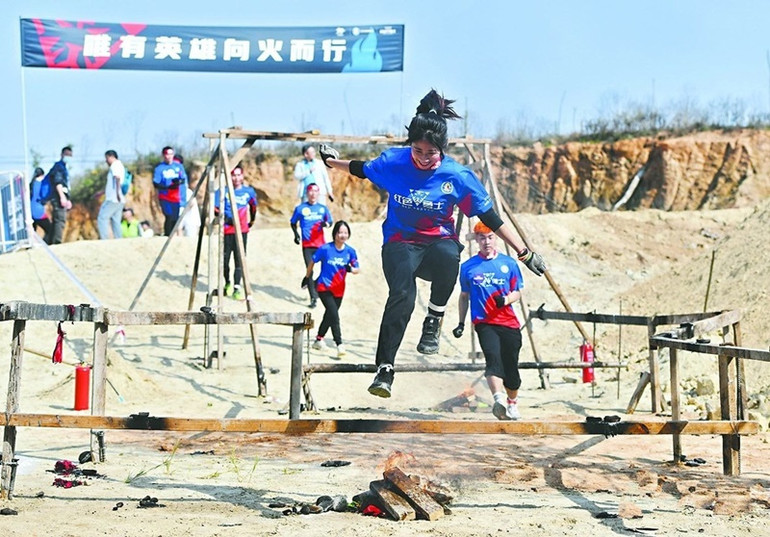 Người dân Vũ Hán tham dự cuộc thi sức khỏe toàn dân, ngày 11-7. Vũ Hán đón mùa xuân mới -0