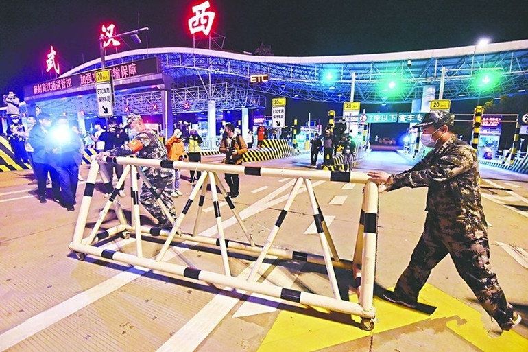 Di chuyển rào chắn trên cao tốc phía tây thành phố Vũ Hán. Vũ Hán đón mùa xuân mới -0