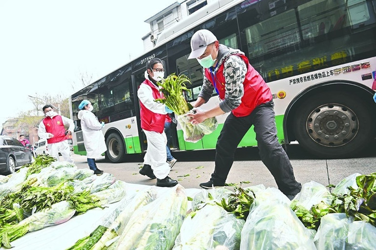 Tình nguyện viên tập kết rau tươi cho người dân trong khu phố. Vũ Hán đón mùa xuân mới -0
