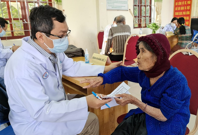 Gần 3.000 người dân vùng lũ lụt được khám, cấp thuốc, tặng quà miễn phí -0