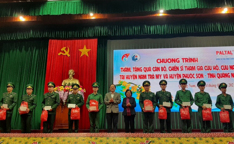 Đồng chí Trương Mỹ Hoa tặng cán bộ, chiến sĩ Bộ CHQS tỉnh Quảng Nam. Đồng chí Trương Mỹ Hoa thăm, tặng quà nhân dân vùng sạt lở ở Quảng Nam -0