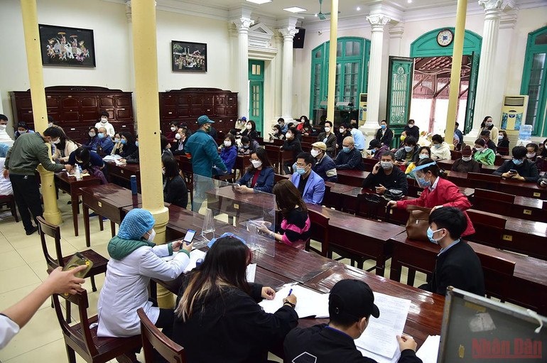 Người dân 2 phường Hàng Bài và Phan Chu Trinh chờ kiểm tra sức khỏe nửa tiếng sau tiêm rồi mới được ra về. Hà Nội đã tiêm hơn 1 triệu liều vaccine mũi bổ sung và nhắc lại -0