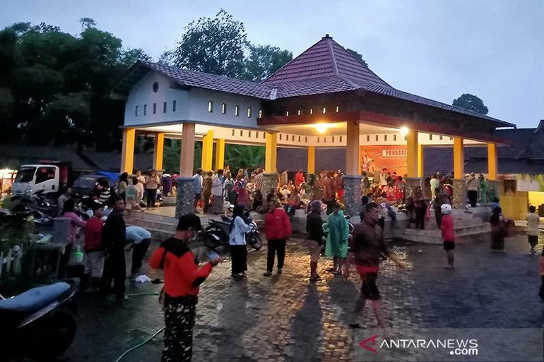 Dân làng Sumberwuluh tại điểm lánh nạn để tránh ảnh hưởng của đợt phun trào mới của núi lửa Semeru. (Ảnh: Antara) Núi lửa phun trào ở Indonesia, ít nhất 13 người thiệt mạng -0