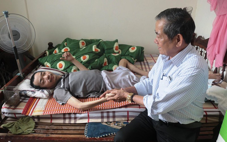 Người nặng lòng với những hoàn cảnh khó khăn -0