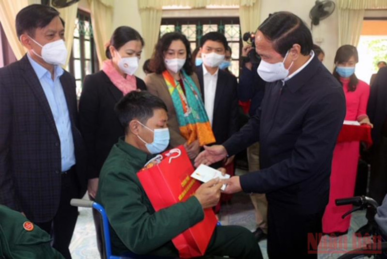 Phó Thủ tướng Lê Văn Thành tặng quà Tết cho thương, bệnh binh và công nhân lao động tỉnh Hà Nam -0