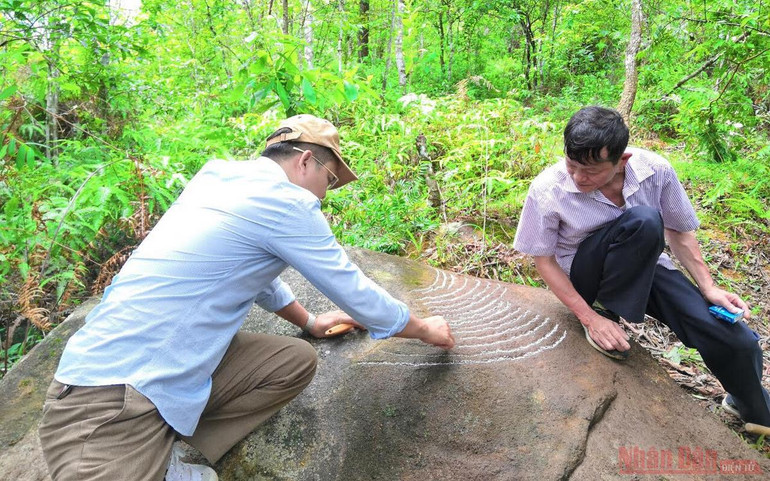 Ngắm “siêu phẩm” ruộng bậc thang khắc trên đá tại Mù Cang Chải -0