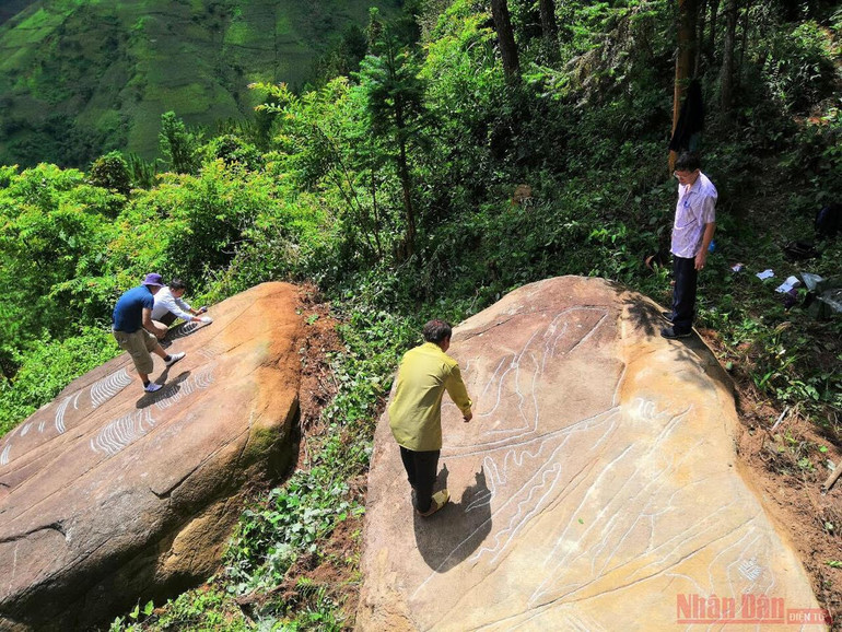 Ngắm “siêu phẩm” ruộng bậc thang khắc trên đá tại Mù Cang Chải -0