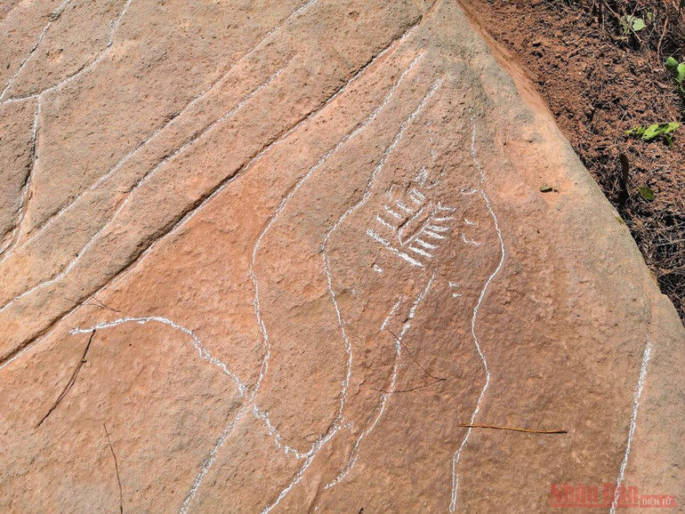 Ngắm “siêu phẩm” ruộng bậc thang khắc trên đá tại Mù Cang Chải -0