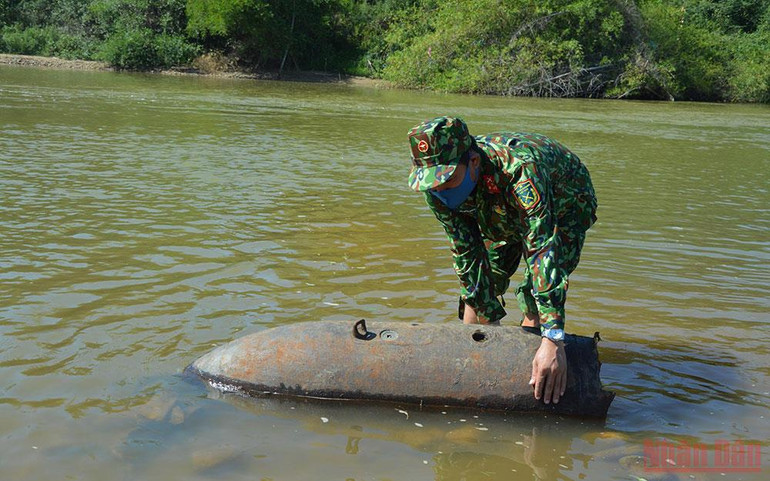 Hủy nổ quả bom sót lại sau chiến tranh -0