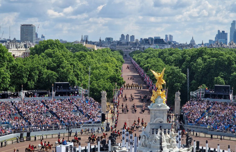 Toàn cảnh lễ diễu hành chụp từ nóc Cung điện Buckingham. (Ảnh: The Royal Family Twitter) UK -0