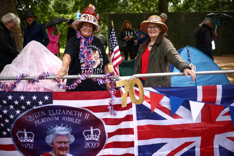 Người hâm mộ Nữ hoàng đến từ Mỹ và vùng England (Anh) chụp ảnh bên trại dựng ngoài Cung điện Buckingham ở London trong lúc chờ đợi Đại lễ diễn ra. (Ảnh: Reuters) Vương quốc Anh sẵn sàng cho Đại lễ Bạch kim kỷ niệm 70 năm Nữ hoàng Elizabeth II lên ngôi -0