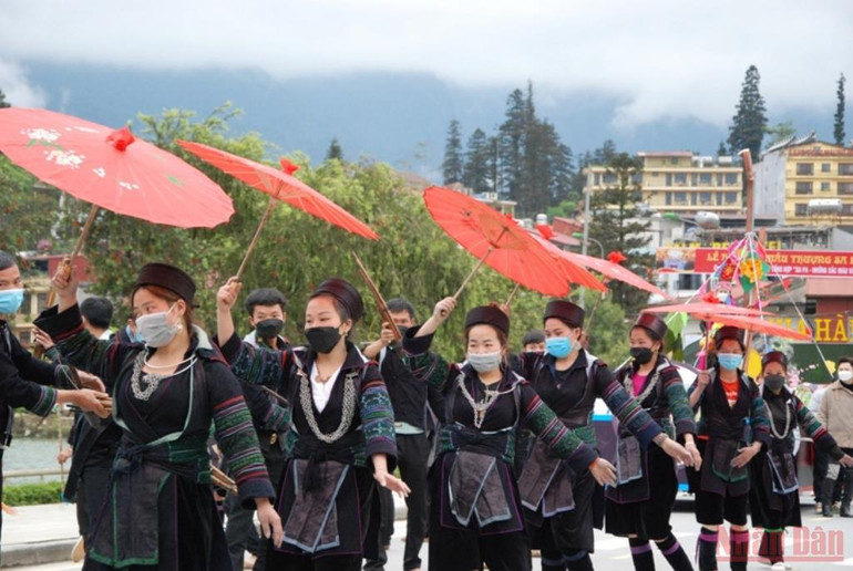 Tưng bừng canaval đường phố Sa Pa -0