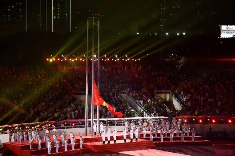 Nghi lễ chào cờ tại Lễ khai mạc SEA Games 31. (Ảnh: Trần Hải) Những hình ảnh ấn tượng trong Lễ khai mạc SEA Games 31 -0