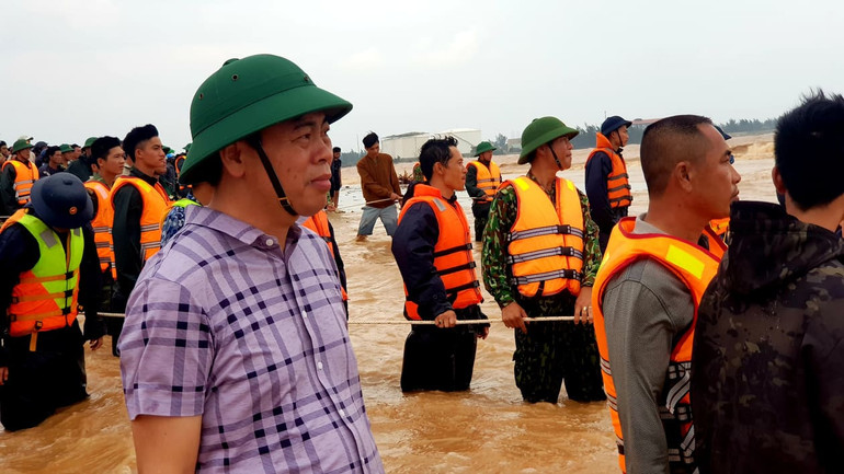 Phó Bí thư Thường trực Tỉnh ủy Quảng Trị Nguyễn Đăng Quang đang chỉ đạo cứu nạn. Dốc sức cứu hàng chục người mắc kẹt trên tàu bị chìm ở biển Quảng Trị -0
