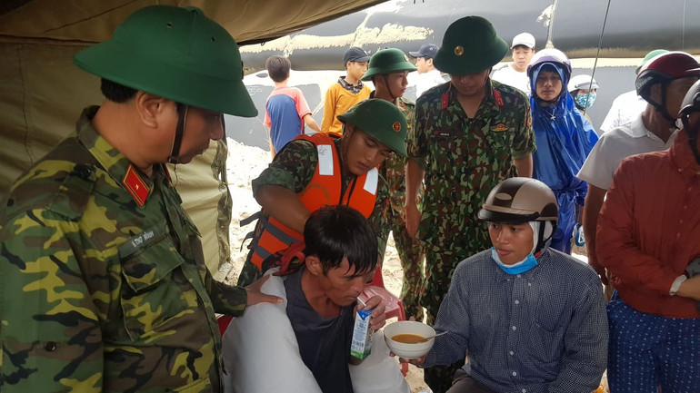 Anh Sanh, một trong hai người vừa được cứu đang được chăm sóc tại trại chỉ huy ngay bờ biển. Dốc sức cứu hàng chục người mắc kẹt trên tàu bị chìm ở biển Quảng Trị -1