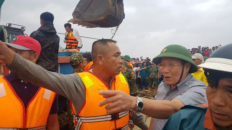 Phó Chủ tịch Thường trực UBND tỉnh Quảng Trị động viên, dặn dò người lên xuồng tham gia cứu nạn các thuyền viên tàu Vietship 01. Dốc sức cứu hàng chục người mắc kẹt trên tàu bị chìm ở biển Quảng Trị -0
