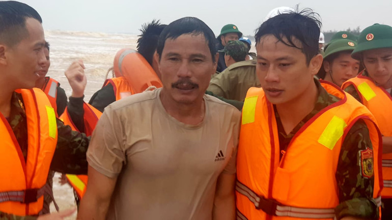 Người đi cứu nạn rơi xuống biển đã được cứu về bờ. Sáng nay, tiếp tục cứu tám thuyền viên trên tàu Vietship 01 -1