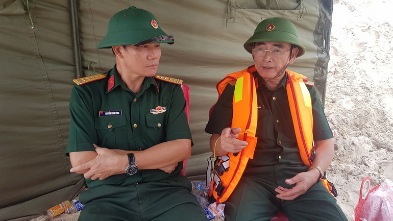 Đại tá Nguyễn Xuân Dũng, Văn phòng Ủy Ban Quốc gia ứng phó sự cố thiên tai và tìm kiếm cứu nạn đang trao đổi phương án tác chiến cứu hộ với Thiếu tướng Trần Văn Sơn tại hiện trường. Dốc sức cứu hàng chục người mắc kẹt trên tàu bị chìm ở biển Quảng Trị -0