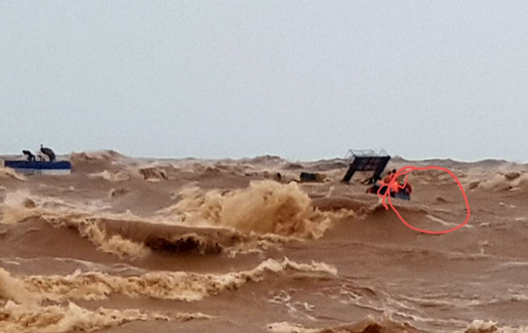 Trên ống khói tàu có bốn thuyền viên đang cầu cứu. Sáng nay tiếp tục cứu tám thuyền viên trên tàu Vietship 01 -0