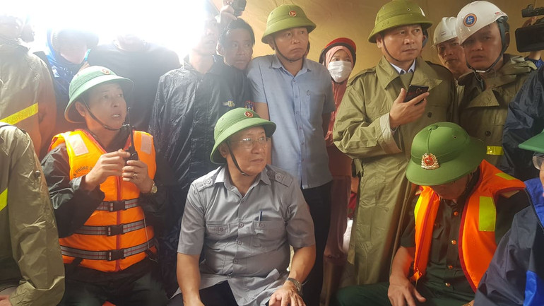 Phó Chủ tịch Thường trực UBND tỉnh Quảng Trị Hà Sỹ Đồng (ngồi giữa) chủ trì họp Ban chỉ huy cứu nạn. Ghe cứu nạn bị lật, hàng chục người cùng mắc kẹt trên tàu Vietship 01 -0