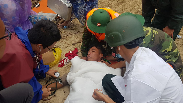 Anh Phan Xuân Đức bị đuối đã được chở đi cấp cứu. Dốc sức cứu hàng chục người mắc kẹt trên tàu bị chìm ở biển Quảng Trị -0