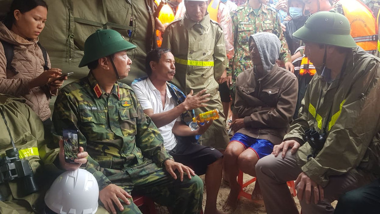 Người cứu nạn vừa rơi xuống biển kể lại giây phút tiếp cận tàu bị nạn. Ghe cứu nạn bị lật, hàng chục người cùng mắc kẹt trên tàu Vietship 01 -0
